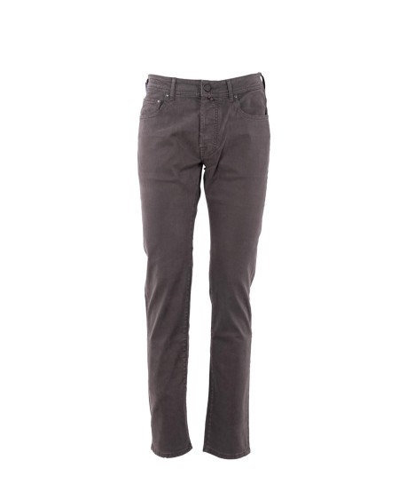 Shop JACOB COHEN  Pantalone: Jacob Cohen pantaloni 5 tasche Bard.
Regular-slim fit.
Vita media.
Tessuto diagonale di lyocell e cotone stretch tinto in capo tortora.
Salpa in pelle scamosciata marrone e panna con pattern a laser. Logo ricamato.
Bottone smaltato opaco con motivo circolare e logo 3D, finitura terra.
Include bandana con stampa mosaico e rocchetto di filo.
Patta interna ricamata con nome del pantalone e citazione del fondatore.
Composizione: 49% lyocell, 49% cotone, 2% elastan/spandex.
Made in Italy.. QE004 S4216-C35